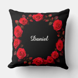Coussin Couronne florale de rose rouge sur fond noir
