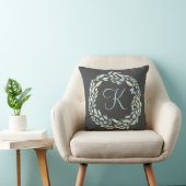Coussin Couronne florale grise bleue et verte monogrammée (Chaise)