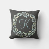 Coussin Couronne florale grise bleue et verte monogrammée (Recto)