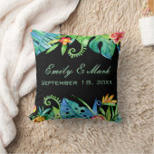 Coussin Coutume noire florale tropicale de mariage (Couverture)