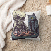 Coussin Crâne vs Chat � Drôle de bataille d'échecs (Couverture)