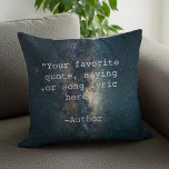 Coussin Créez votre propre devis<br><div class="desc">Créez votre propre oreiller de jetage de devis personnalisé. Caractéristiques typographie minimaliste de machine à écrire et images galaxie de mode laiteux avec étoiles dans l'espace.</div>