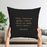 Coussin Créez votre propre devis<br><div class="desc">Créez votre propre oreiller de jetage de devis personnalisé. Caractéristiques minimaliste typographie de machine à écrire.</div>