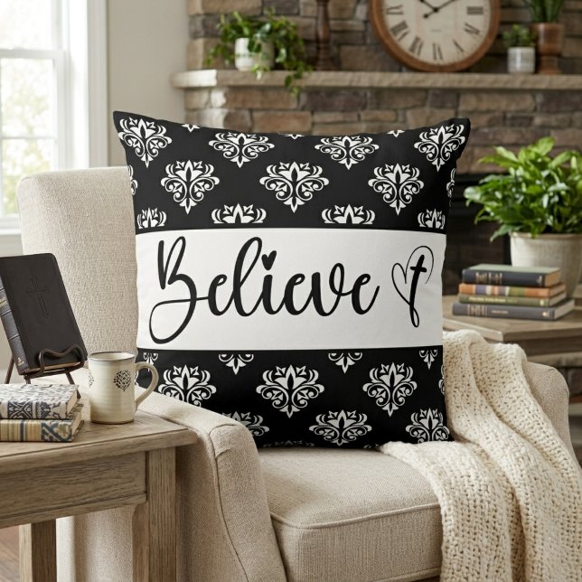 Coussin Croire Écriture Moderne Noir Blanc Damassé Chrétie (Believe Modern Script Black White Damask Christian Throw Pillow)