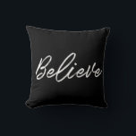 Coussin Croire police blanche moderne<br><div class="desc">Une typographie moderne et élégante pour cette collection d'objets de vacances personnalisables.</div>