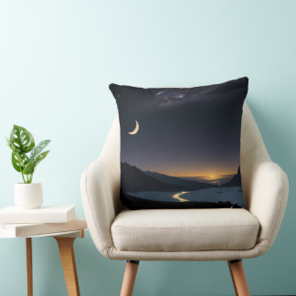 Coussin croissant de lune flottant dans le ciel nocturne