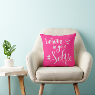 Coussin Croyez en votre Selfie Script blanc rose