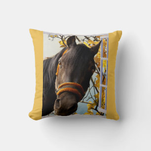 Coussin Curieux Cheval À Travers La Fenêtre De La Cuisine