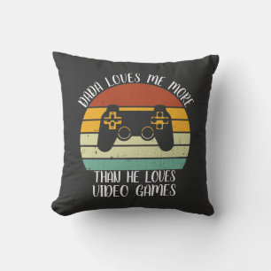 Coussin CUSTOM Dada M'Aime Plus Qu'Il N'Aime Le Jeu Vidéo