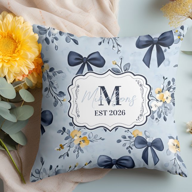 Coussin Custom Elegant Blue Bow Floral Monogram (Créateur téléchargé)