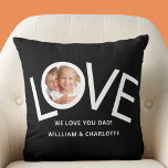 Coussin Custom We love You Papa Photo Black<br><div class="desc">Ce "On T'Aime Papa !" Photo Coussin est décoré avec le mot LOVE dans la typographie blanche sur un arrière - plan noir. Facilement personnalisable avec votre photo et votre nom. Parfait comme cadeau de Fête des pères.</div>
