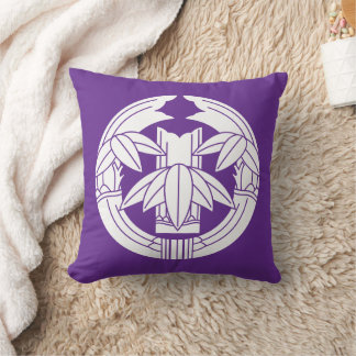 Coussin Cut bamboo in embracing bamboo leaves