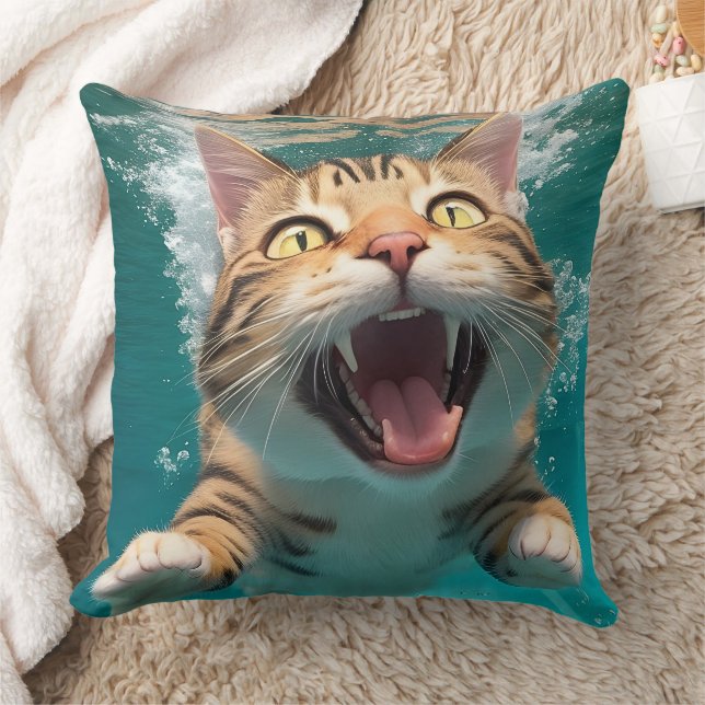 Coussin Cute Chat Plongée sous l'eau dans la piscine Amusa (Couverture)