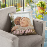 Coussin Cute Custom Photo Keepsaké GRANDMA cadeau<br><div class="desc">Coussin photo personnalisée moderne avec le texte "Il n'y a personne qui ressemble à GRANDMA" avec une combinaison de script et sans typographie et un petit coeur mignon. Personnalisez avec le nom de qui il vient. Ce coussin travaillait pour (grand-père, mère, père, soeur, etc). Un précieux cadeau de saké pour...</div>