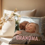 Coussin Cute Custom Photo Keepsaké GRANDMA cadeau<br><div class="desc">Coussin photo personnalisée moderne avec le texte "Il n'y a personne qui ressemble à GRANDMA" avec une combinaison de script et sans typographie et un petit coeur mignon. Personnalisez avec le nom de qui il vient. Ce coussin travaillait pour (grand-père, mère, père, soeur, etc). Un précieux cadeau de saké pour...</div>