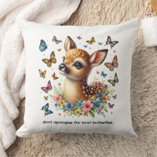 Coussin Cute Fawn regarde les papillons dans la prairie