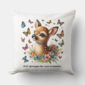 Coussin Cute Fawn regarde les papillons dans la prairie (Recto)