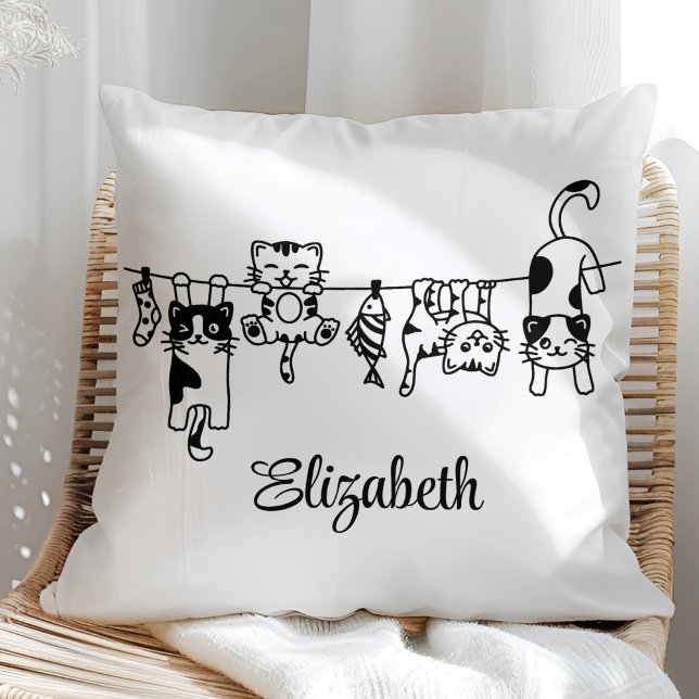 Coussin Cute Hanging Kittens Nom personnalisé (Cute Hanging Kittens Custom Name Throw Pillow in a sunny rattan armchair.)