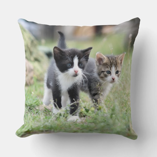 Coussin Cute Kittens in Nature Decorative Throw Pillow (Recto)