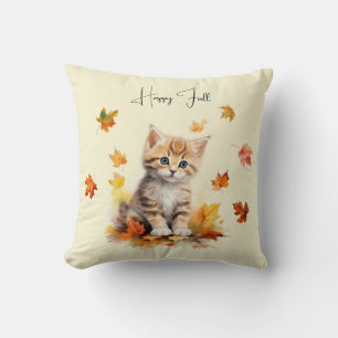 Coussin Cute Orange Tabby Kitten dans les feuilles d'autom