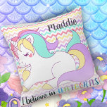 Coussin Cute | Unicorne | Couleurs arc-en-ciel | Motif Che<br><div class="desc">Cute | Unicorne | Couleurs arc-en-ciel | Chevron Motif Jeu d'oreiller. " JE CROIS EN UNICORNES ! " Écrit sur les couleurs arc-en-ciel Chevron Motif, fait un cadeau parfait pour les enfants.Peut être customisé en changeant le nom .Avant de l'oreiller lancer a arc-en-ciel chevron motif et un Pastel Coloured Unicorn...</div>
