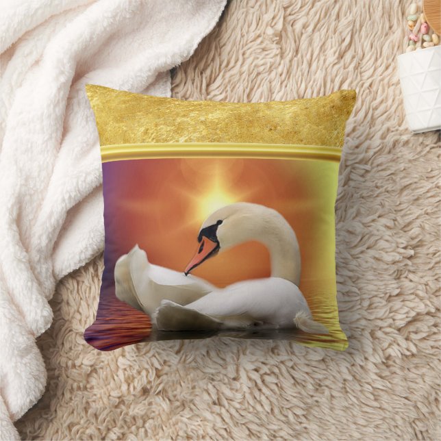 Coussin Cygne blanc dans un lac au coucher du soleil d'or  (Couverture)