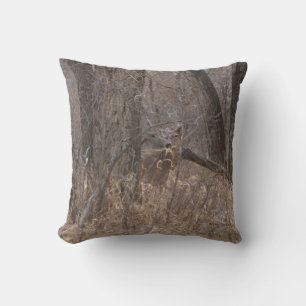 Coussin D2 Cerf à queue blanche dans les arbres de Cottonw