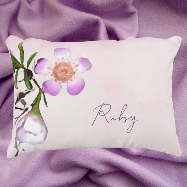 Coussin d'accentuation de la cire botanique (Purple and white floral wax flower lumbar pillow. Easy to customize)