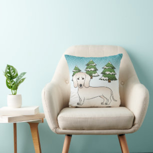 Coussin Dachshund à poil lisse crème dans une forêt hivern