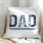 Coussin "DAD The Man Mith Legend" Fête des pères Cadeau<br><div class="desc">Donnez à papa la reconnaissance qu'il mérite avec cet oreiller de lancer audacieux et robuste, avec le puissant design "DAD - The Man, The Myth, The Legend" dans les blues de denim d'inspiration vintage. Contre un arrière - plan blanc immaculé, la typographie de style grunge en détresse ajoute un avantage...</div>