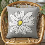 Coussin Daisy tendance avec gris et jaune<br><div class="desc">Un morceau d'art zen et fantaisiste,  hipster. Vous pouvez ajouter un nom,  un monogramme ou un autre texte personnalisé. Si vous avez besoin de déplacer l'art autour,  cliquez sur le bouton personnaliser pour apporter des modifications.</div>
