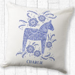 Coussin Dala suédois Cheval Art Blue Nom personnalisé<br><div class="desc">Un joli tableau de Dala Cheval suédois bleu et blanc indigo. Modifiez ou supprimez le nom sur le devant pour customiser.</div>