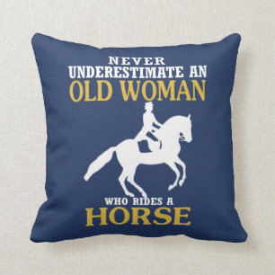 Coussin Dame âgée monte le cheval