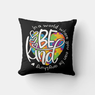 Coussin Dans Un Monde Où L'On Peut Être N'Importe Quoi D'A