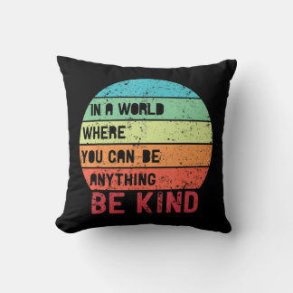 Coussin Dans Un Monde Où L'On Peut Être N'Importe Quoi Êtr