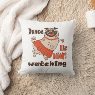 Coussin Danse comme personne ne regarde poule Carlin chien