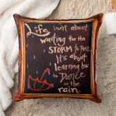 Coussin Danse sous la pluie, La Vie Cite Expressions (Couverture)