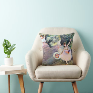 Coussin Danseuse avec un bouquet de fleurs par Edgar Degas