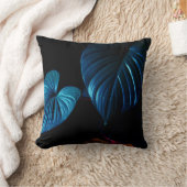 Coussin Dark Botanical Throw Pillow – Blue Leaf Accent Pil (Couverture)