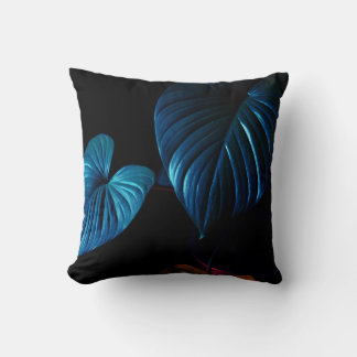 Coussin Dark Botanical Throw Pillow – Blue Leaf Accent Pil