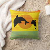 Coussin Dauphin de mère et de bébé au coucher du soleil (Couverture)