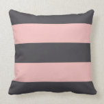 Coussin de bande gris et blanc<br><div class="desc">De larges rayures rose vif et bleu gris sont un accent moderne et préppant pour votre décoration d'intérieur. Paire avec des motifs plus audacieux pour un mélange élégant et un style tendance.</div>