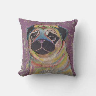 Coussin de Carlin coloré sur arrière - plan violet