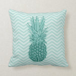Coussin de Chevron d'ananas<br><div class="desc">Ce coussin comporte un dessin généré par ordinateur d'un ananas sur un arrière - plan de chevron de deux tons. J'ai voulu que la conception cependant allât voir impression de silkscreen et se sentît. Le modèle de couleurs est monochromatique et le dessin d'ananas a les secteurs qui sont affligés/regards texturisés....</div>