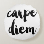 Coussin de déclaration de typographie de pinceau C<br><div class="desc">Coussin moderne noir et blanc avec typographie de brosse. D'autres couleurs et articles similaires sont disponibles dans mon magasin.</div>