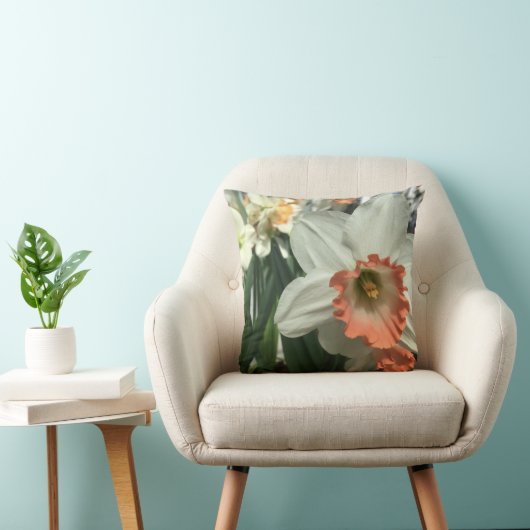 Coussin de fleur orange et blanche (Chaise)