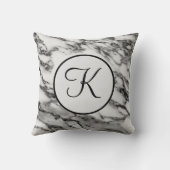Coussin de jet en marbre noir et blanc monogrammé (Verso)