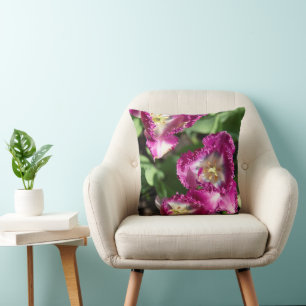 Coussin De jolis tulipes violets dans le jardin