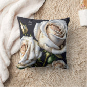 Coussin De magnifiques roses blanches aux détails dorés (Couverture)