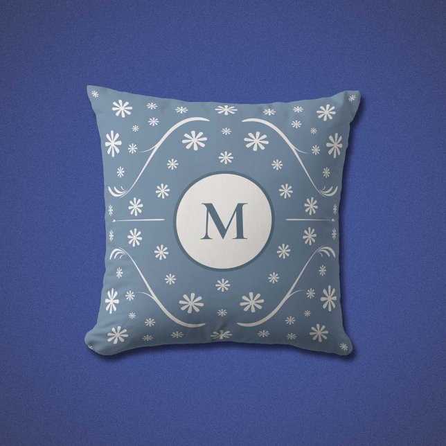 Coussin de monogramme à fleurs bleues Dusty (Dusty Blue Flower Power Monogram Pillow)
